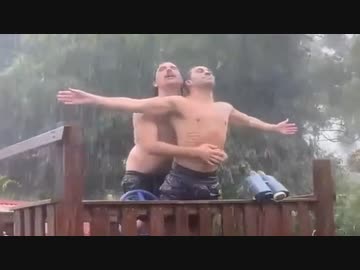 土砂降りを全力で楽しむ海外おじさん