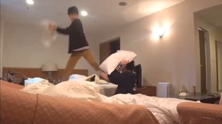 母に見つかるな!!ホテルでサイレント枕投げ大会が鬼畜すぎた…