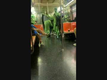 ホモと見るニューヨークの地下鉄に現れた緑の集団