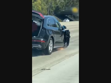 ホモと見る壊れた車で公道を走るガンギマリ女