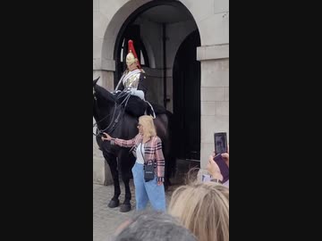 女VS英国近衛兵