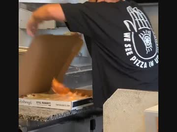 ホモと見るできたてアツアツのピザ