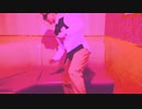 後ろを指差すバッ〇リ先生GB