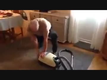 掃除機の始動方法を全力で間違えるおじーちゃんが草