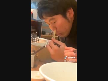 ホモと見る鼻からラーメンを食べる男