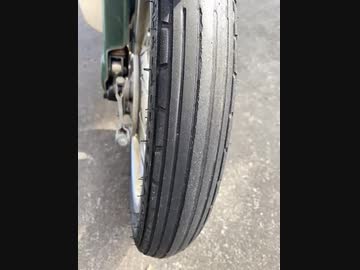 カブの前輪のタイヤがかなり摩耗している。