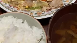 肉野菜炒め　ごはん　汁