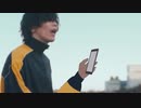 歩きスマホをする米津玄師