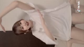 【tiktok ハプニング】踊ってみた動画配信で【パンツが見えそう】になってしまう美女 Tシャツ一枚でダンスし太股が丸見えに…