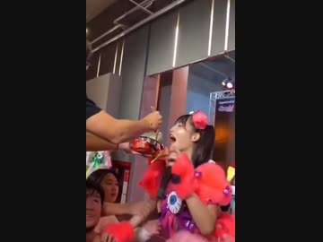 ホモと見るアイドルに食べさせた焼きそばを他の客にぶっかけるドルオタ