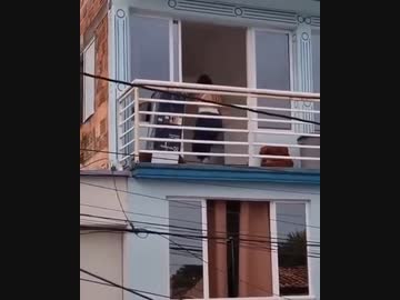 ホモと見るダンボールに隠れて危険を避ける女