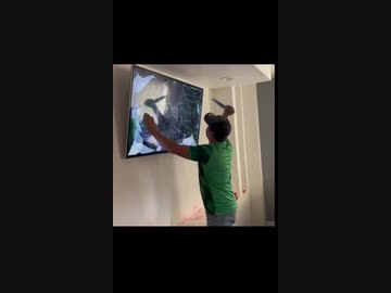 ホモと見るサッカーで負けたのが悔しくてモニターを破壊するドイツ人