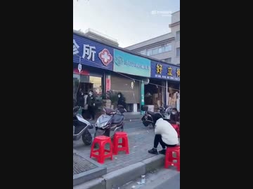 ホモと見る外で点滴をする中国のコロナ患者