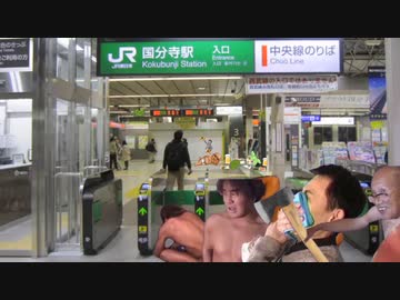 改札の前でカードを探すタクヤさん