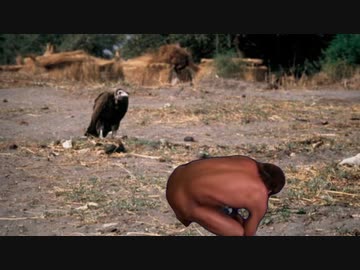 ハゲワシに狙われているうずくまった少女