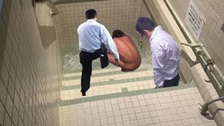 無理やり体を洗わされるタクヤさん