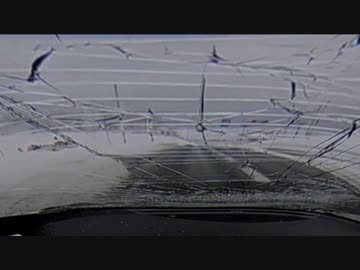 ホモと見る落雪が直撃して割れるフロントガラス