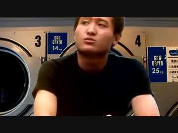 コインランドリーの使い方が分からず途方に暮れるおじさんとタクヤさん