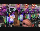 パチンコ台の椅子の上で体育座りするタクヤさん