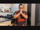 質素なうどんをすするおっさん。