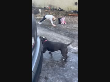 女VS凍結した路面