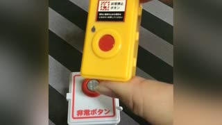 ダメだと思っていても押したくなる　音が鳴る非常ボタンマスコット　【ガチャガチャ】　emergency button　【capsule toy】