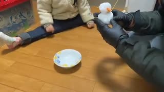 ホモと見る父親に雪だるまを食べられて号泣する女の子