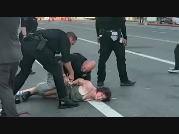 フェミニストの女性が警官に取り押さえられる【男女平等】