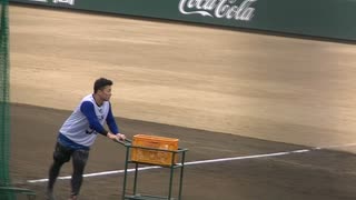 片付け中の浅野翔吾らルーキーたち