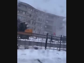 トルコの地震で崩れ落ちるビルの映像