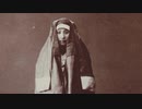 100年前の写真に残る韓国人　9　全身と顔の大部分を覆うフード付きマント「ジャンゴット」、ストリート コスチュームを着ている女性、王の墓の前にある供物用のテーブル
