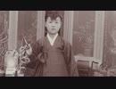 100年前の写真に残る韓国人　12　　祖父と孫？、大人も子供も何人かの人々が道路に沿って歩いたり休んだりしている様子、人力で運ばれる乙女、