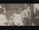 100年前の写真に残る韓国人　14　　アメリカと韓国の国旗を持った子供たち（孤児？）の列、お店のある街並み、二段帽子と干し草担ぎをかぶった韓国の男の子、中産階級の女性、ストリート シーン