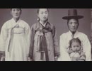 100年前の写真に残る韓国人 18　　※閲覧注意！戦死写真があります　家族の肖像、15 人の男が、重い岩を空中に持ち上げるロープを引っ張るために移動、伝統衣装を着た韓国の長老、アメリカと韓国の国旗が飾