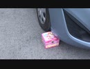 女性が車のタイヤでプリキュアのおもちゃをクラッシュ　