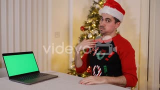 三好多加也　A hot man in a Christmas jumper can't believe what he has seen on a laptop green screen