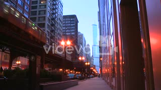 角尾直美　The El train passes on an elevated platform at dusk in downtown Chicago