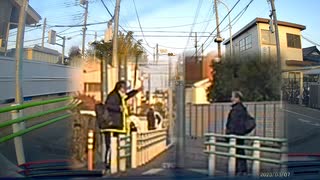 ドラレコ なぞのタイミングで信号無視するおじたん