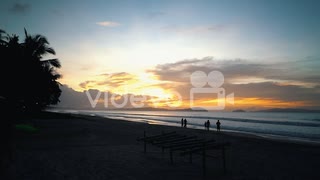 角尾直美　Slowmotion of silhouettes walking down the beach in the Philippines