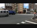 濃い青のゴミ収集車