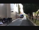 ゴミ収集車徐行しながら作業