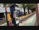 ゴミ収集車にゴミ投げ込み中