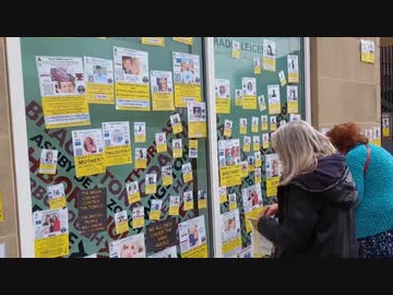 BBCテレビに貼られたワクチン被害者のステッカー