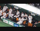 試合開始前ウィーラーに肩揉んでもらう岡田悠希や準備する中山礼都など巨人ベンチの様子