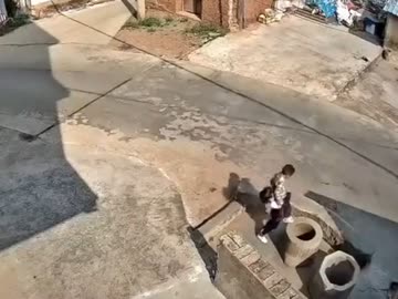 ホモと見る弟を突き落とす鬼畜キッズ