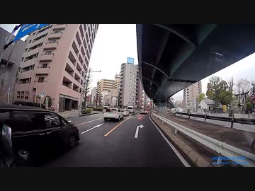 ホモと見るガードレールを突き破ってショートカットする車