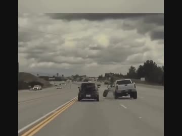 ホモと見るマリオカートで甲羅を食らったような事故り方をする車