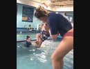 ホモと見るプールにポイ捨てされる赤ちゃん
