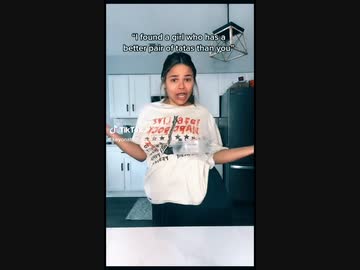 ホモと見る下乳でタッパーを持ち上げる女に格の違いを見せつける女