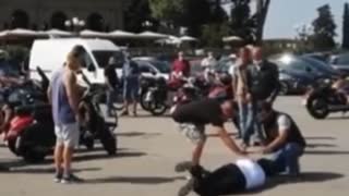 コロナワクチン接種後、いきなり倒れ後遺症の痛みで叫ぶ男性　イタリア 92